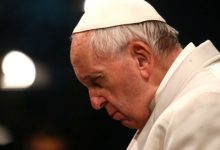 Papa afasta bispo americano contrário à aproximação da Igreja com LGBTQIA+