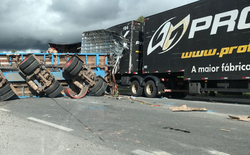 Caminhão que transportava hélice bate em outro caminhão e BR fica interditada Mídia Bahia