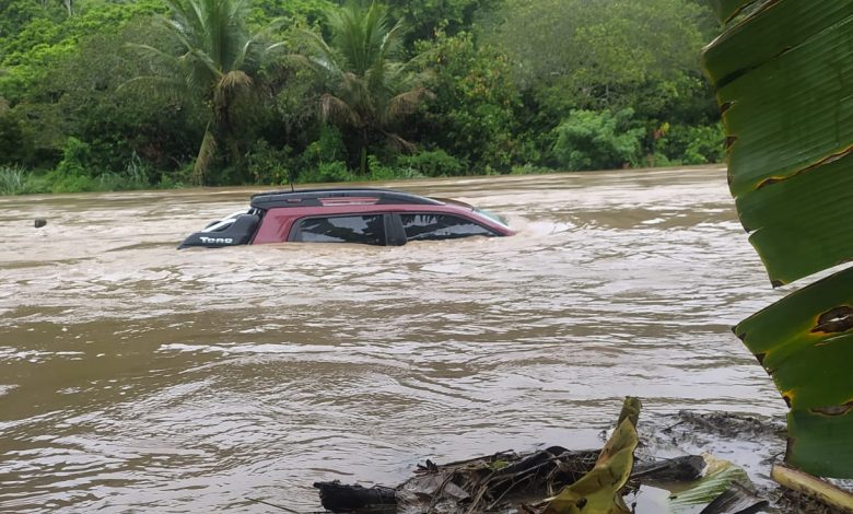 carro arrastado pelo rio Ribeirão