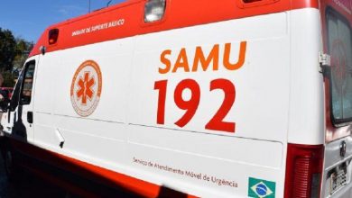 Ambulância do Serviço de Atendimento Móvel de Urgência (SAMU), socorrendo paciente