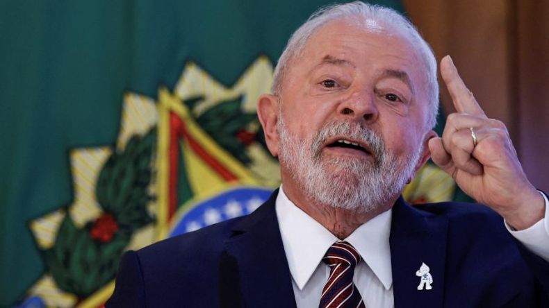 Lula fará cirurgia de prótese