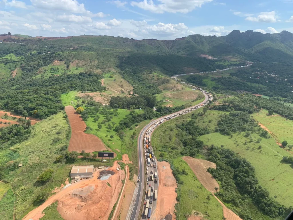 Acidente envolvendo 12 veículos deixa seis mortos na Serra de Igarapé, em MG