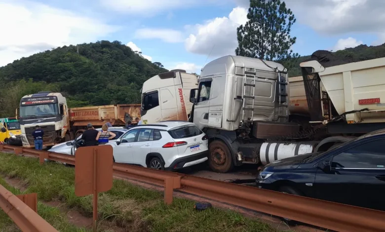 Acidente envolvendo 12 veículos, deixa seis pessoas mortas na Serra de Igarapé