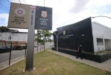 Placa em frente a 4ª Companhia de Polícia Militar e Delegacia Territorial de Mutuipe