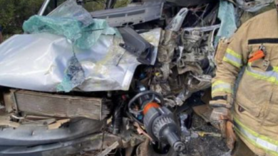 Van ficou destruída após bater com caminhão em Cachoeira de Pajeú