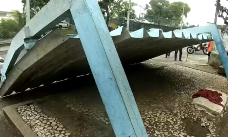 Estrutura de ponto de ônibus desabou em Salvador.