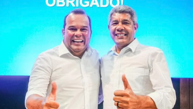 Vice-governador da Bahia, Geraldo Júnior, conhecido como Geraldinho abraçado com o govenador Jerônimo Rodrigues, dando legal.