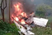 Avião pegando fogo em área de vegetação em Jaboticabal