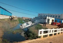 Caminhão pega fogo em Juazeiro e motorista joga carro na água.