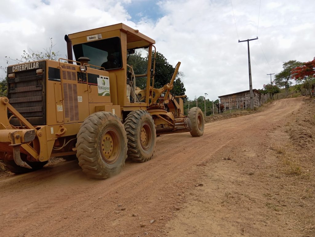 Patrol recupera estradas de Ubaíra