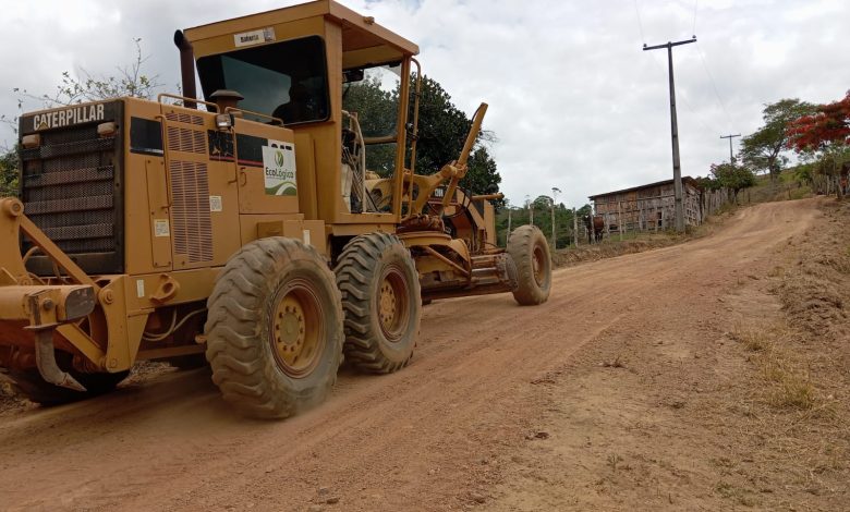 Patrol recupera estradas de Ubaíra