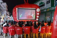 Pessoas assistem cinema na praça senador Galrão em Ubaíra