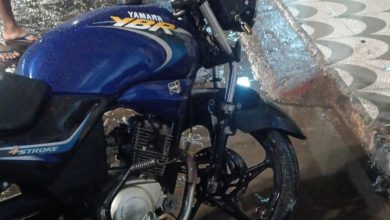Moto Yamaha YBR azul com bengalas empenadas após bater na Orla de Mutuípe