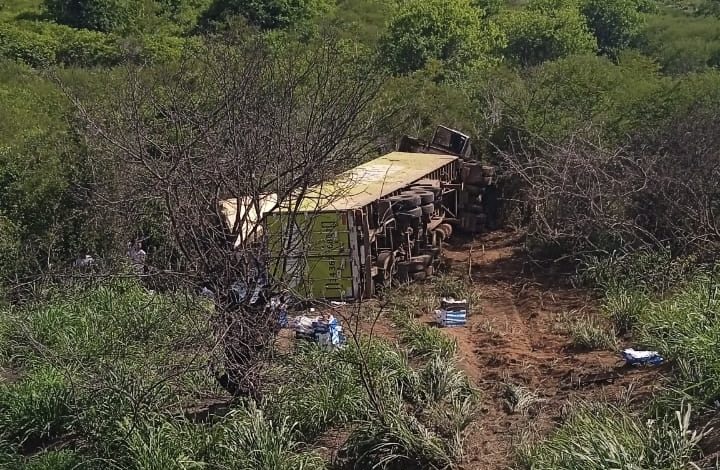 carreta virada em Poções