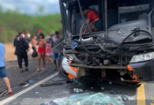 ônibus fica com dianteira destruída após colisão com carreta