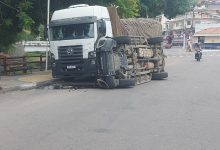 Viatura da Polícia Militar capotada ao lado de caminhão em Mutuípe