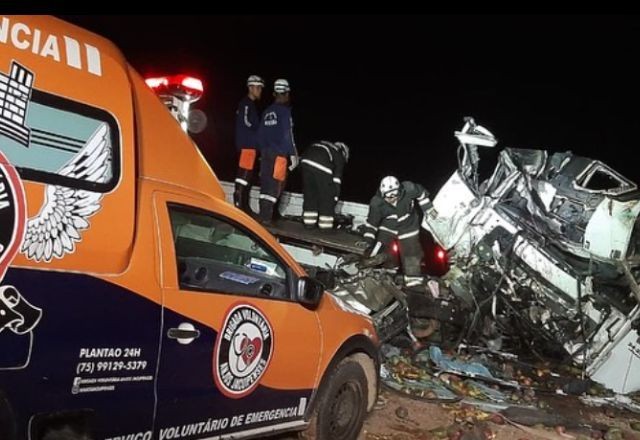 Acidente entre ônibus e caminhão