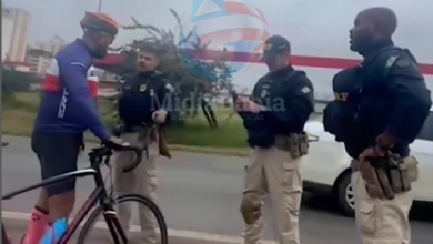 Ciclista brigando com policiais rodoviários federais