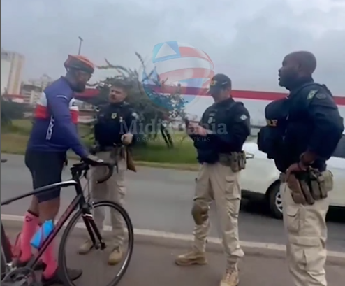 Ciclista brigando com policiais rodoviários federais