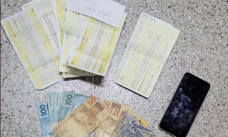 Dinheiro, notas promissórias e um aparelho celular apreendidos