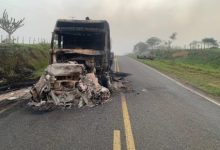 Carrega carbonizada na pista