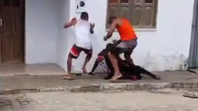 Homem sendo agredido por dois rivais