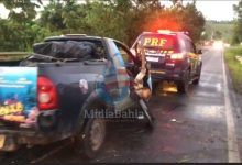 Carro de coco sendo rebocado por viatura da PRF