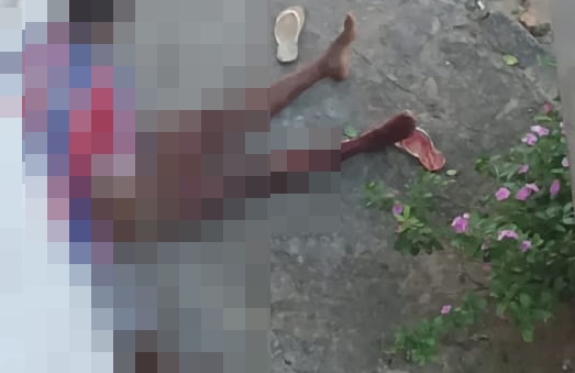 adolescente sentada na calçada após ser ferida na Cajazeira