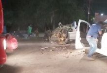 Carro de passeio virado com frente toda destruída após bater com ambulância na BR-101, em Santo Antônio de Jesus