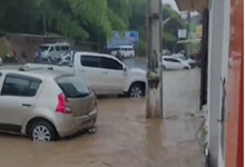 Carros em meio a enxurrada na rua Lídio Santos, em Mutuípe