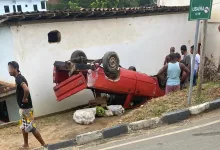 Caro capota em Jiquiriçá