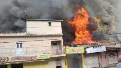 Incêndio na ART Bolsas em Itaberaba, fogo em grande proporção no telhado