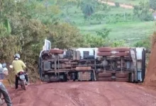 Caçamba tombada na fazenda Muritiba