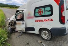 Ambulância com dianteira complemente danificada após acidente.