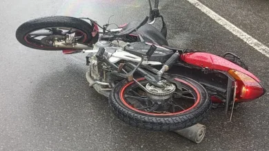 Moto caída no asfalto BR-101