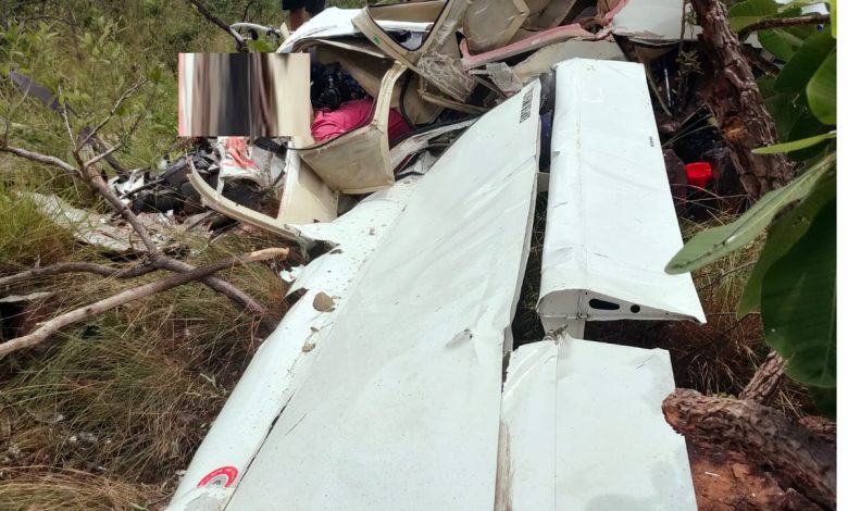 Fuselagem do avião destruída após queda em Barreiras