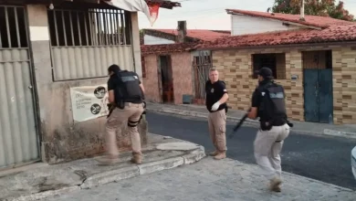 Policiais da Operação Hera cumprindo mandados contra suspeitos da morte de ciganos