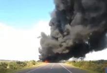 Caminhão-tanque pega fogo na estrada do Feijão