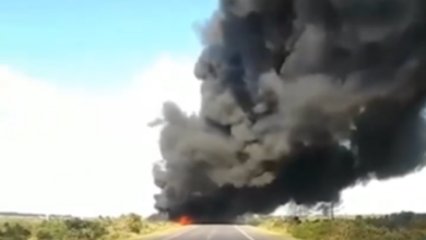Caminhão-tanque pega fogo na estrada do Feijão