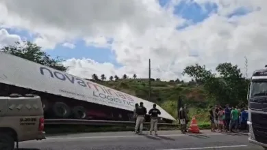 Caminhão tombado na BR-324