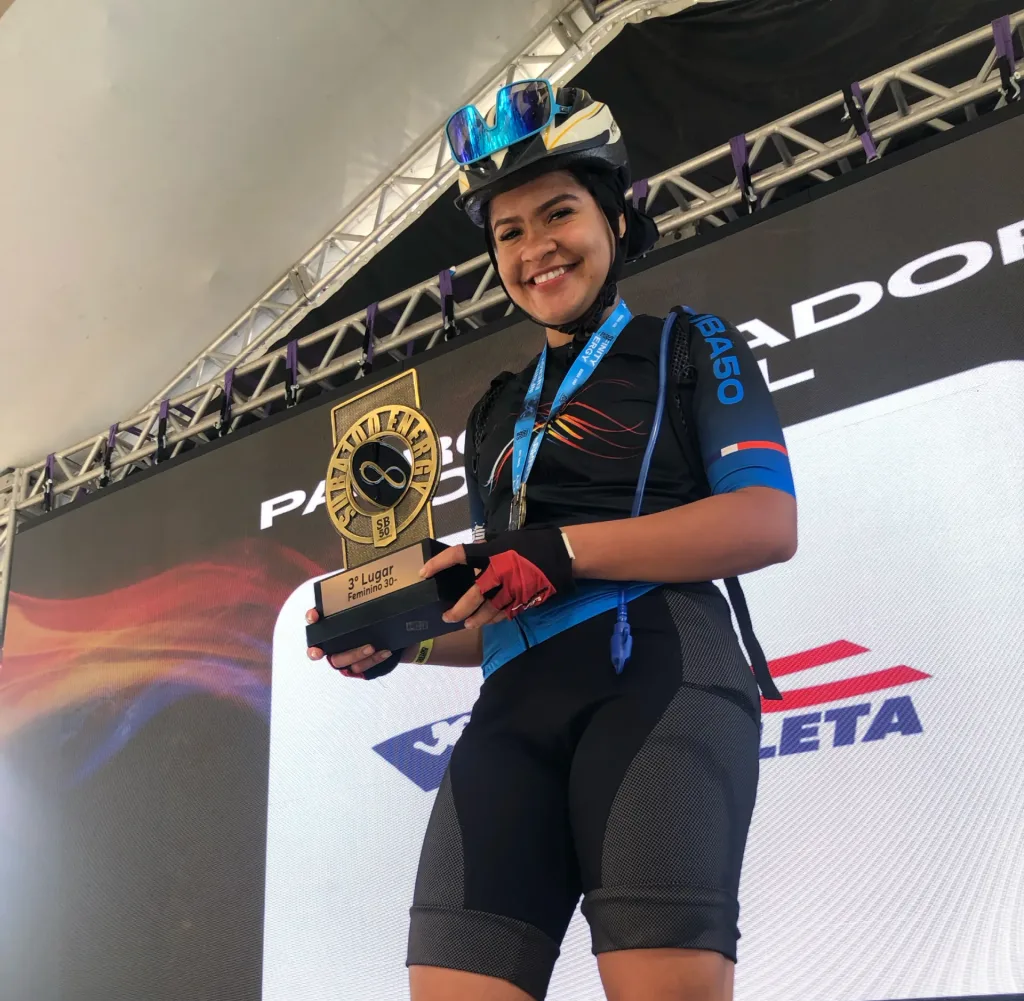 Jemima Silva segurando troféu do Suba 100