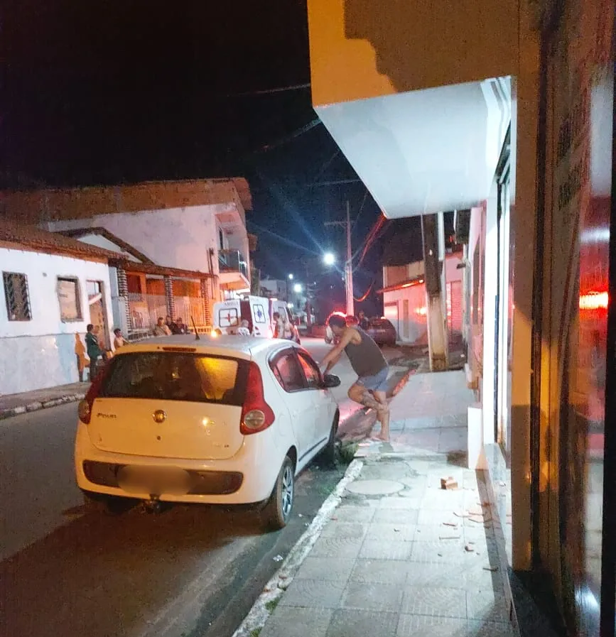 Ubaíra: homem em estado de surto atira tijolos em loja e quebra vidro de carros na madrugada 2