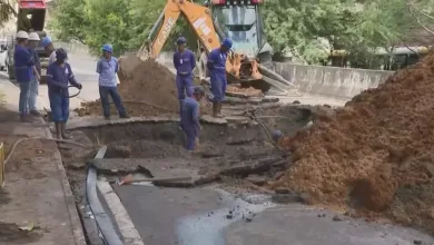 Trabalhadores fechando cratera aberta em Salvador