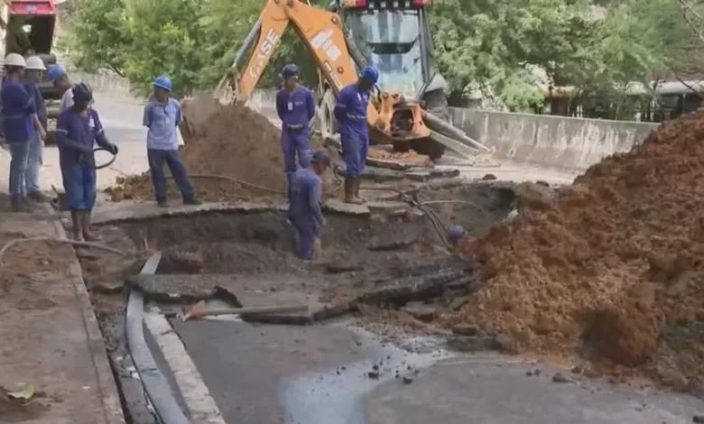 Trabalhadores fechando cratera aberta em Salvador