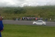 Ônibus da Santana virados às margens da BR-324