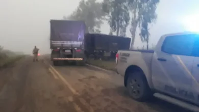 Caminhão tombado entre Planaltino e Nova Itarana