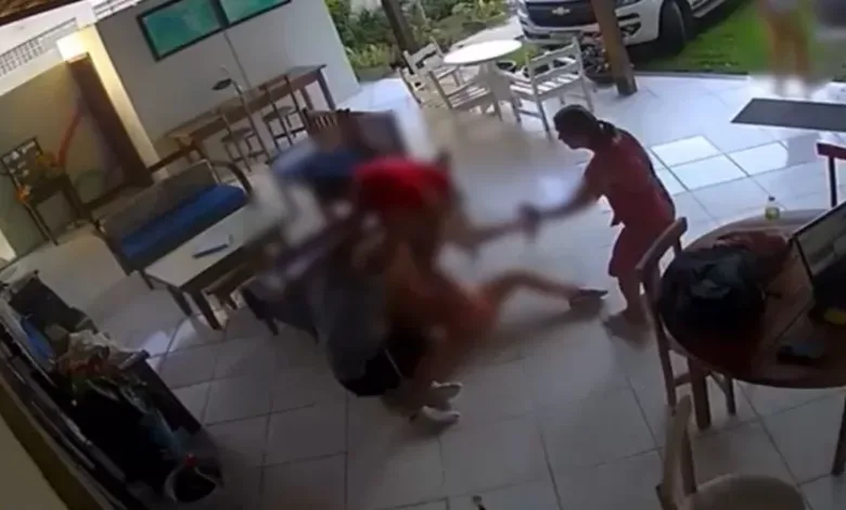 Homem agride tia idosa com socos na cara em Porto Seguro