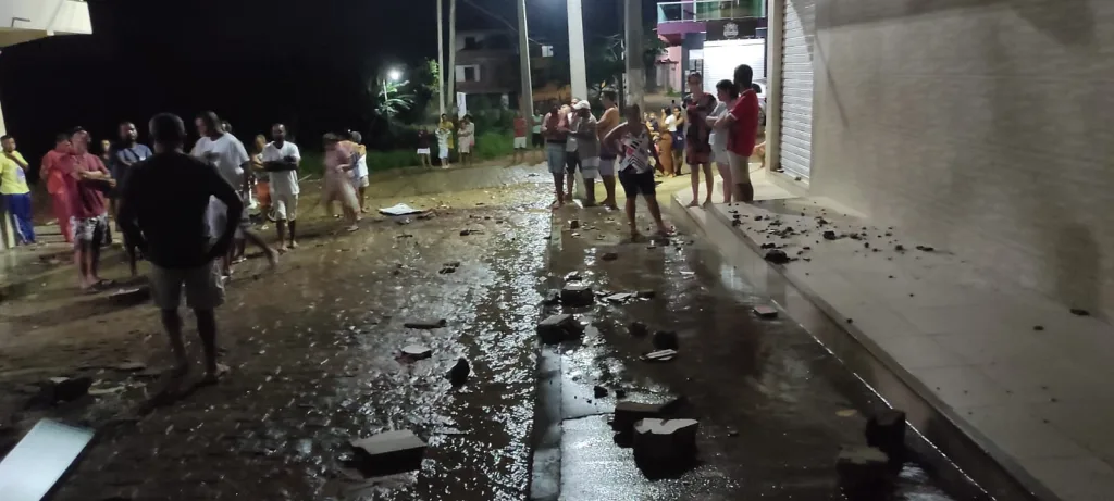 Caixa d'água explode e cai sobre casas em Serra Grande