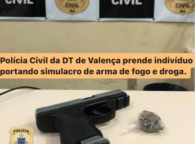 Simulacro de arma e droga apreendidos com homem em Valença.