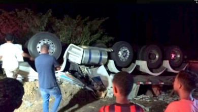 Caminhão destruído após acidente na Curva da Visgueira.